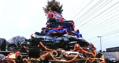 Weihnachtsbaum aus Schrott-Autos, gesehen auf radiohamburg.de