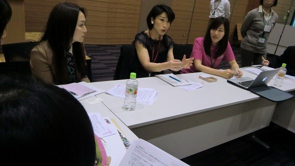 ジャパンタイムズの三重さん(真ん中)とyahoo!の加納さん(右)、左はファシリテーター担当の加藤さん