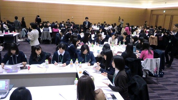 グループごとにディスカッションが繰り広げられた