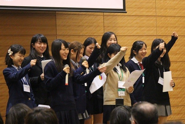 チーム毎全員が壇上に上がり、3分でマニフェストを発表