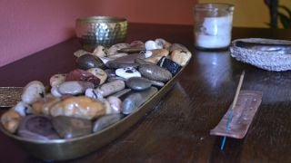 Schale mit Steinen und Räucherstäbchenhalter