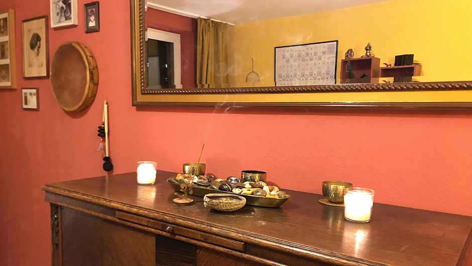 Kommode aus Holz, darüber ein Spiegel