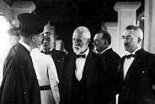 S'il portait beau, il n'aimait pas les mondanités..