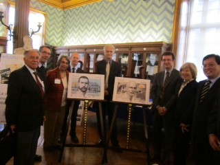 Photo prise le 20 septembre 2013 à Paris (Institut Pasteur) SEM Duong Chi Dung est à droite sur la photo