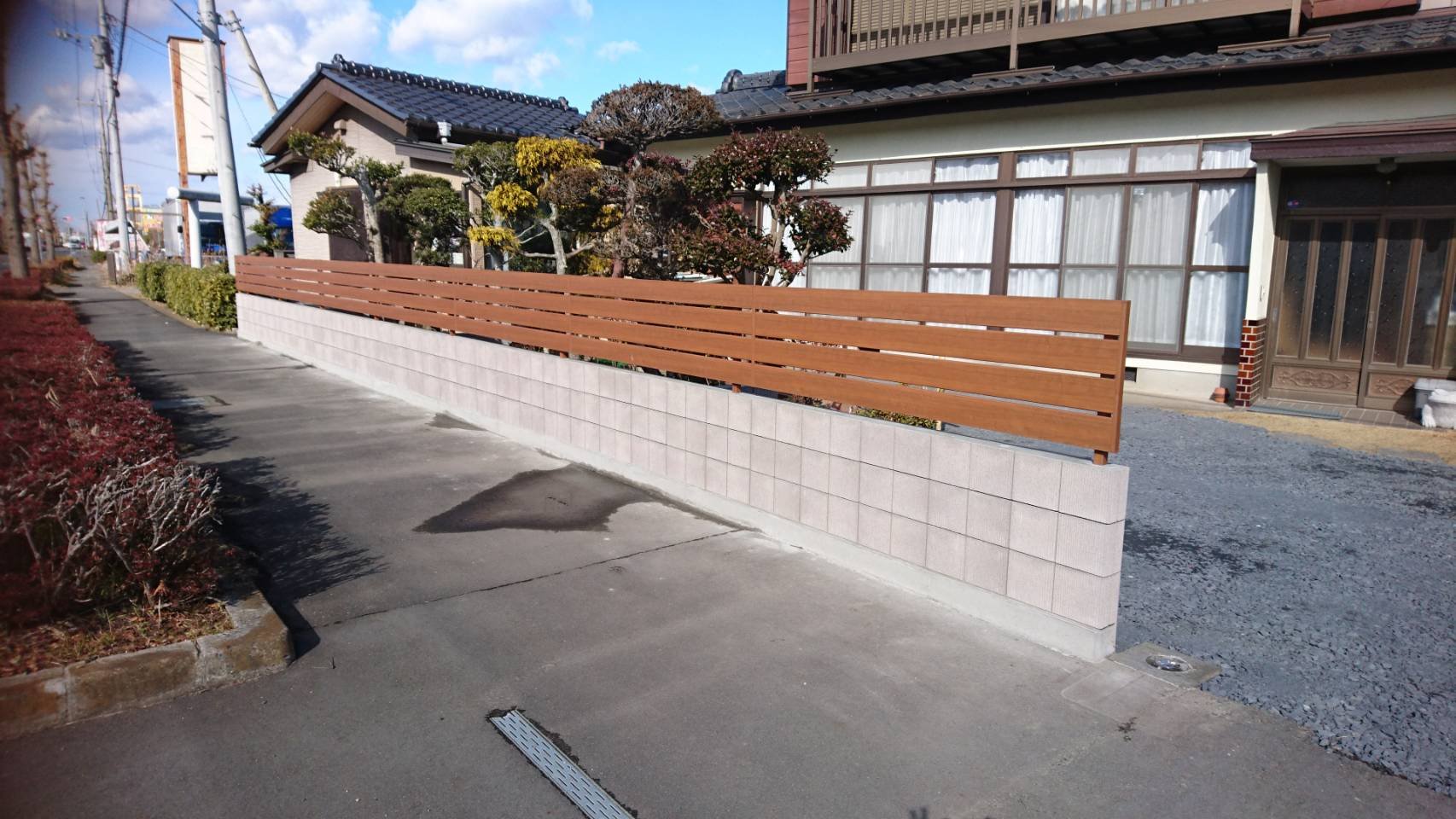 車の出入口と駐車スペース拡張工事を行いました。