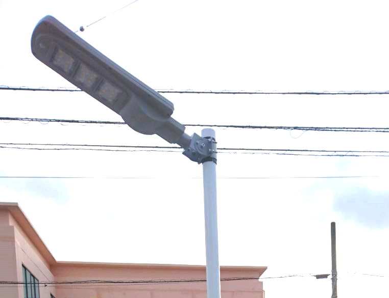 ソーラー蓄電外灯を設置しました