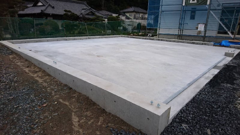 ガレージの基礎工事を行いました。