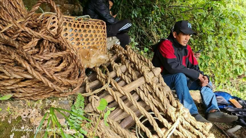 ネパールのハニーハンターさんと竹を裂いて作ったはしご
