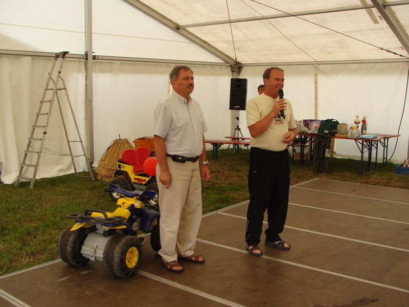 Der Chef des SV Döbern Frank Mader und Abteilungsleiter Klaus Putzler übernahmen die Siegerehrung