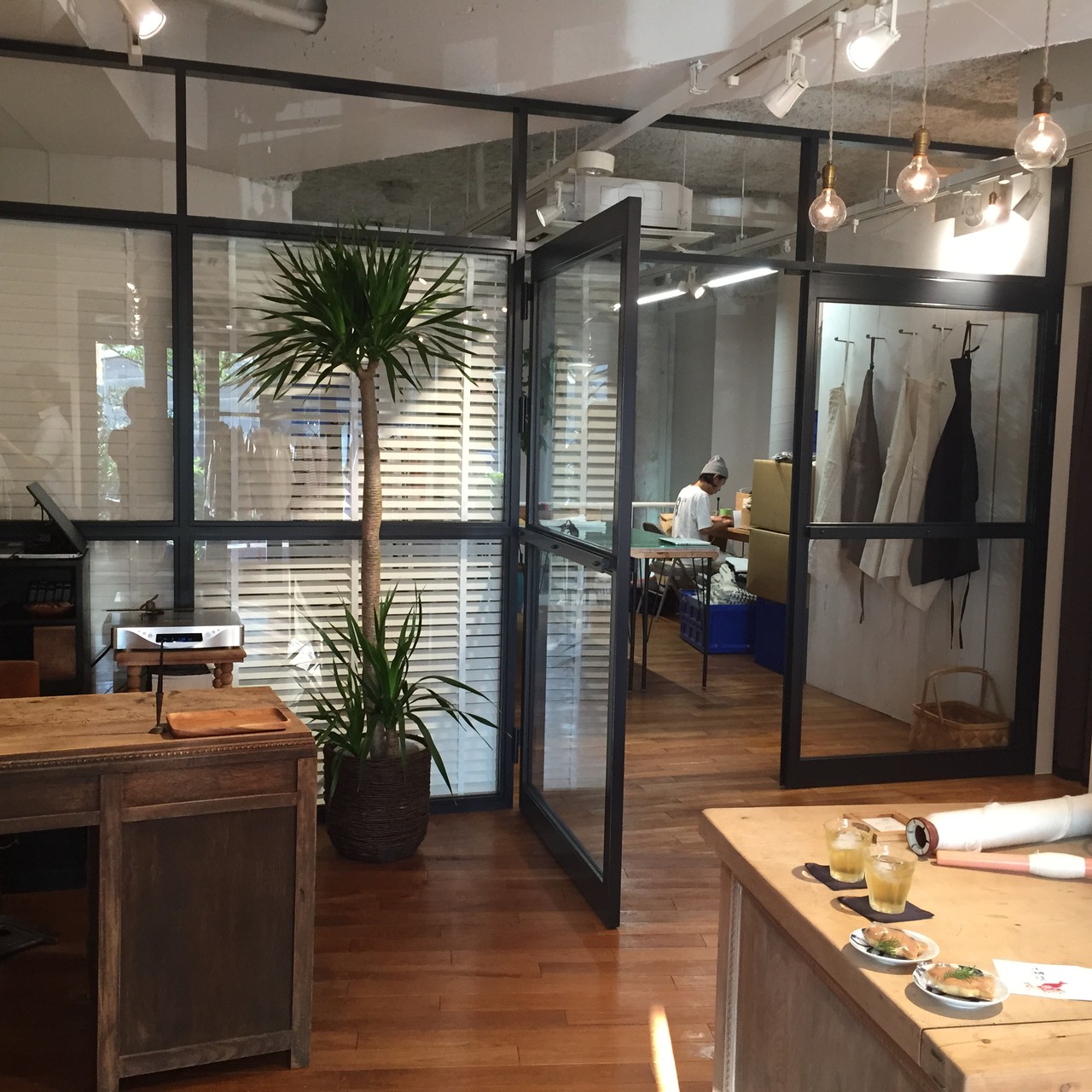 南麻布BBAの改修工事が終わりました。スチールのパーテーションも綺麗に仕上がりました。