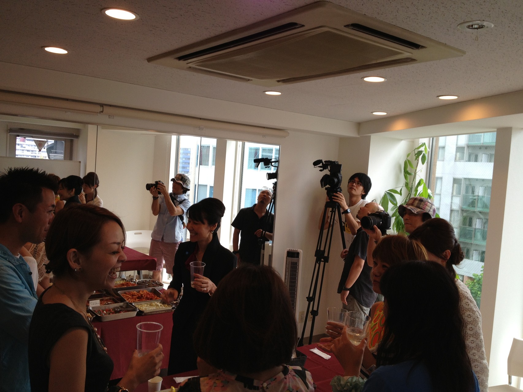 FMバードさんのアカデミースタジオ。竣工披露会には多くの人気DJも集まりました。