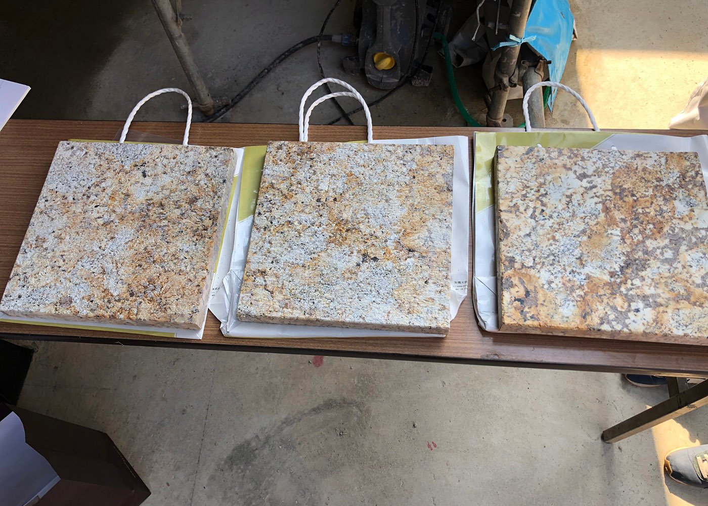 外壁素材　わかりずらいですが、同じ石でも表面の仕上げが異なります。