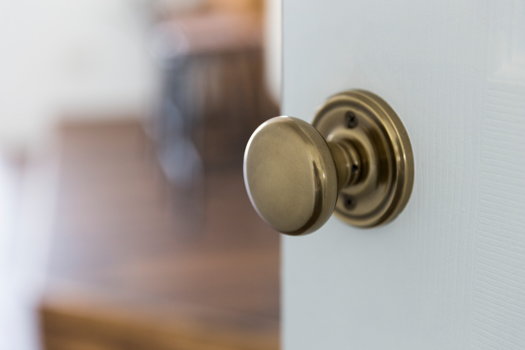 既製品ドアをペイントして好きなドアノブを付けて。。