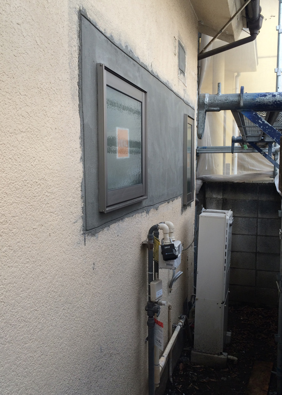 モルタルで塗装の下地を作ります