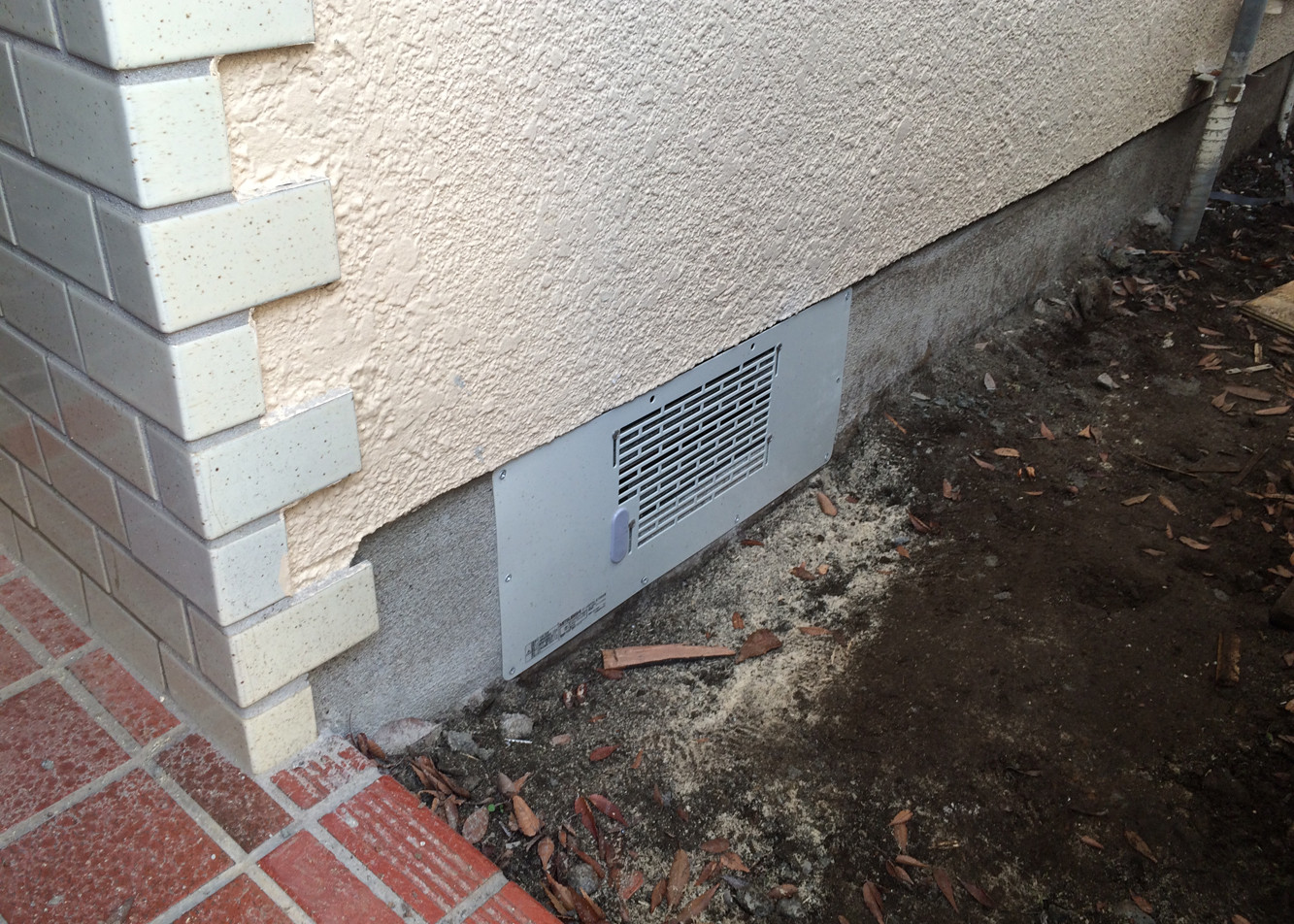 床下換気設備です　床下を自然換気ではなく強制換気に