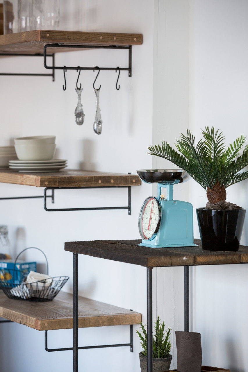 足場板でつくった食器棚。