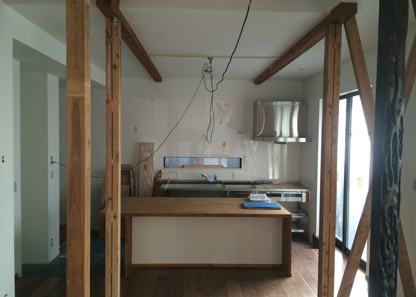 内装仕上げ完了　キッチン及びカウンターテーブルの設置