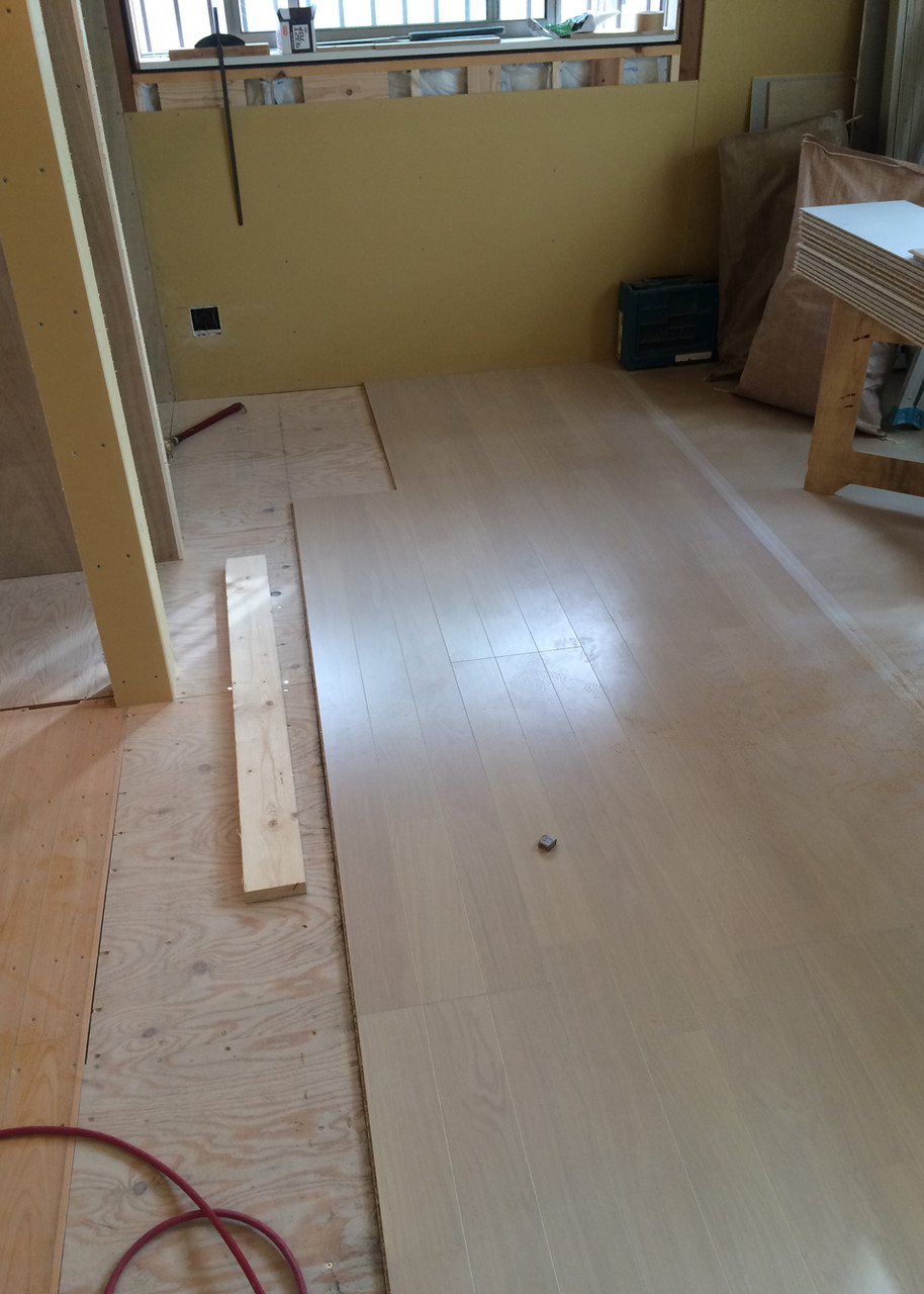 ２F床フローリング施工中