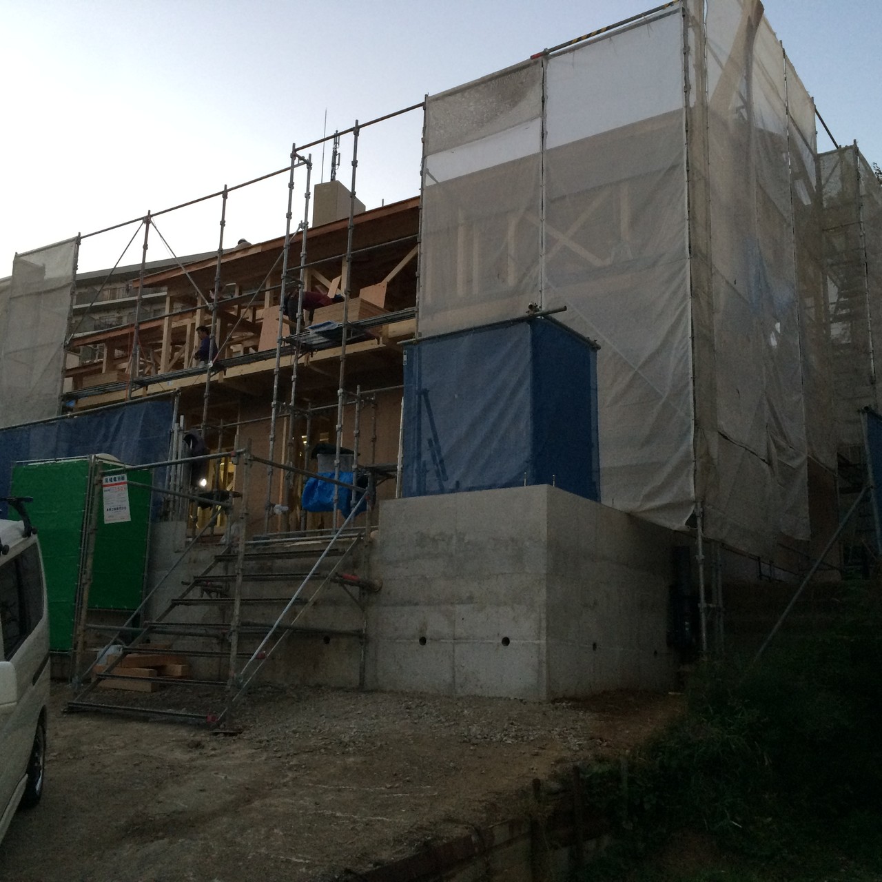 足場をかけて外装、内装へ進んでいきます。