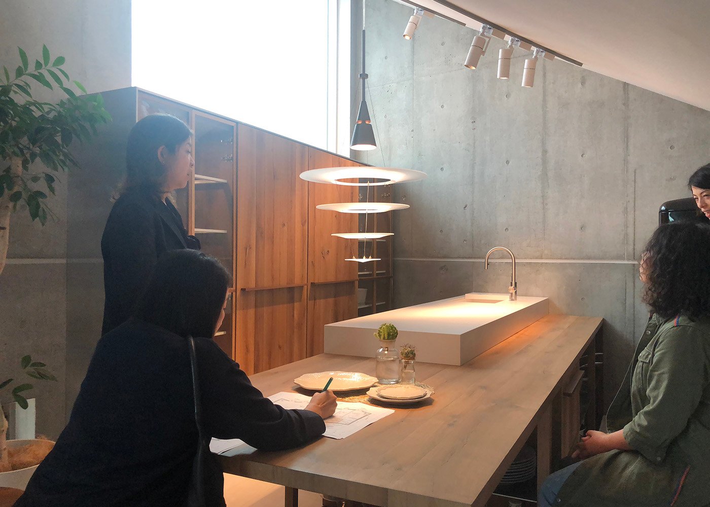 キッチンのショールーム見学を行いました。