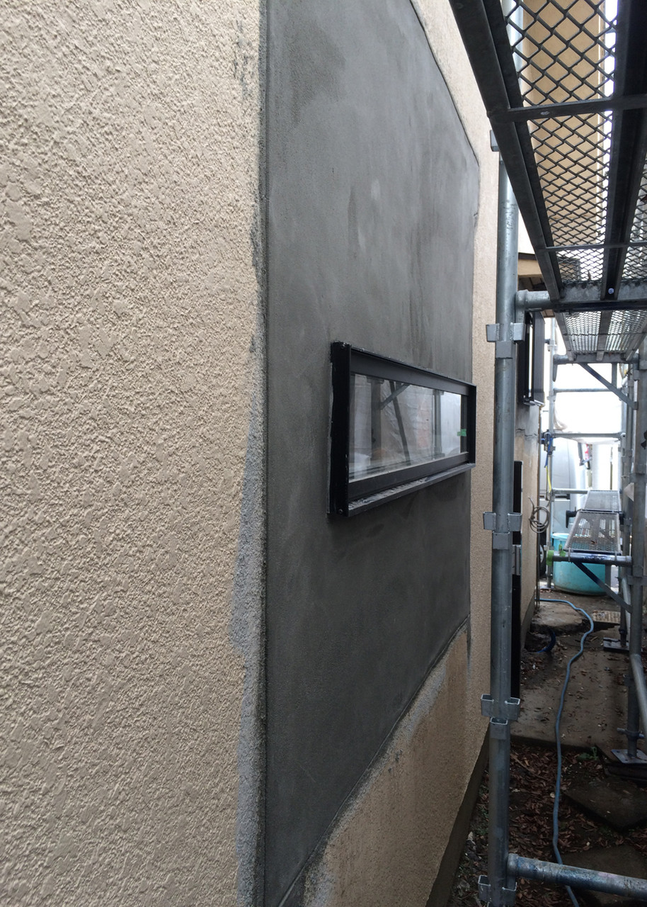 モルタルで塗装の下地を作ります