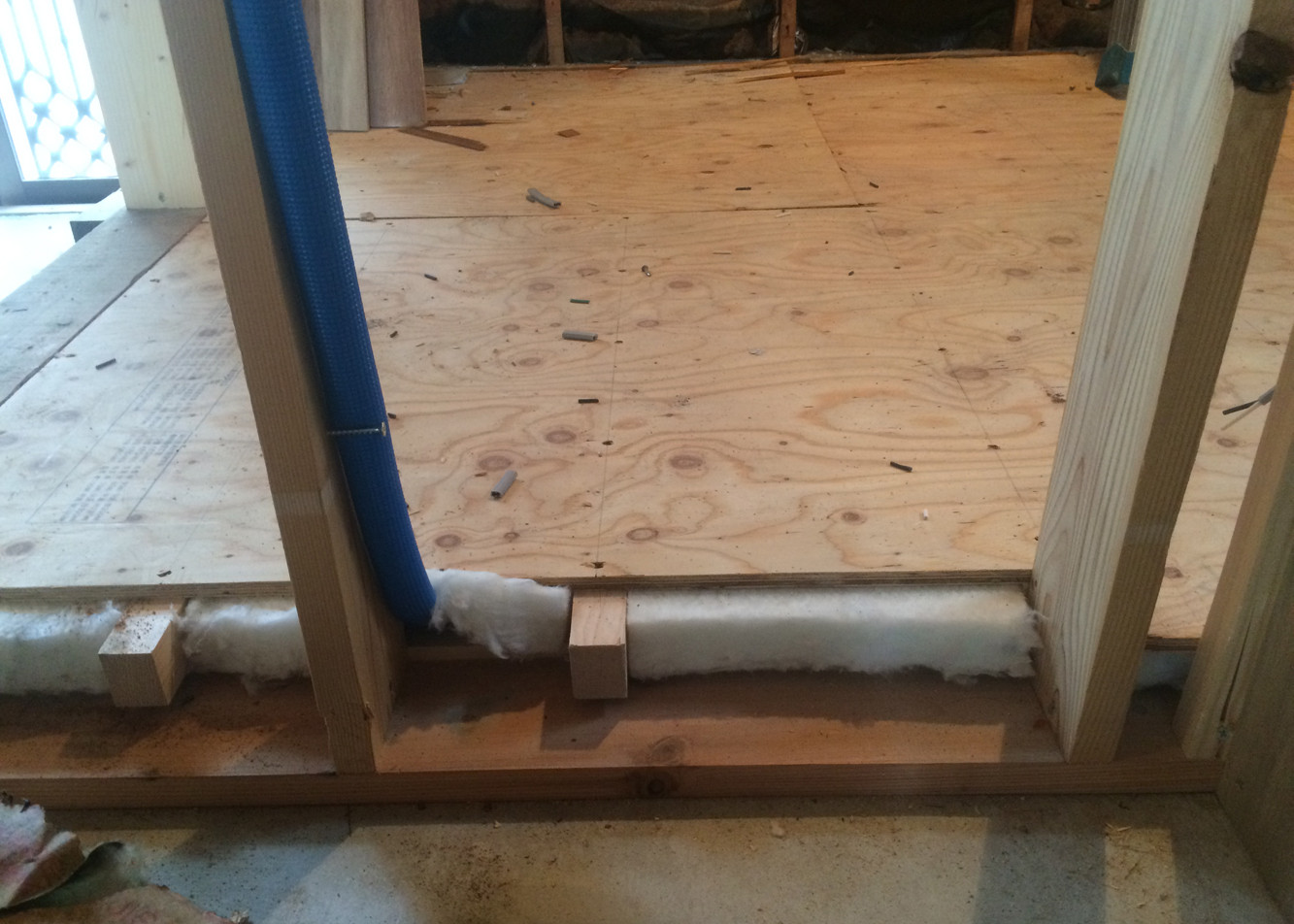 床下地組　床にも断熱材を敷き込みます