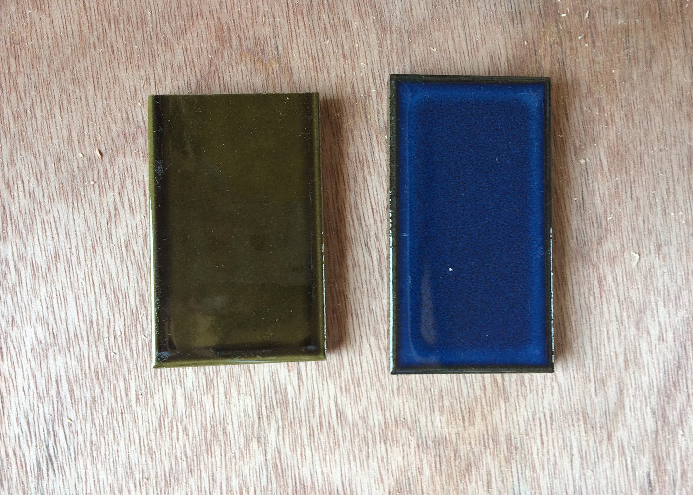 団地リノベ素材～レトロタイル～　今回は２色のタイルを使用します。