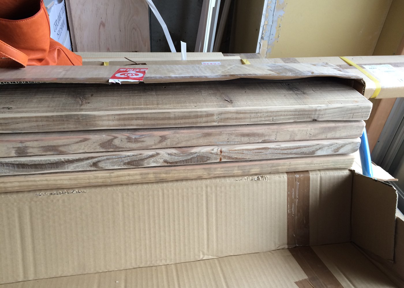 マンションリノベーション壁面家具素材～弊社ではおなじみの足場板～