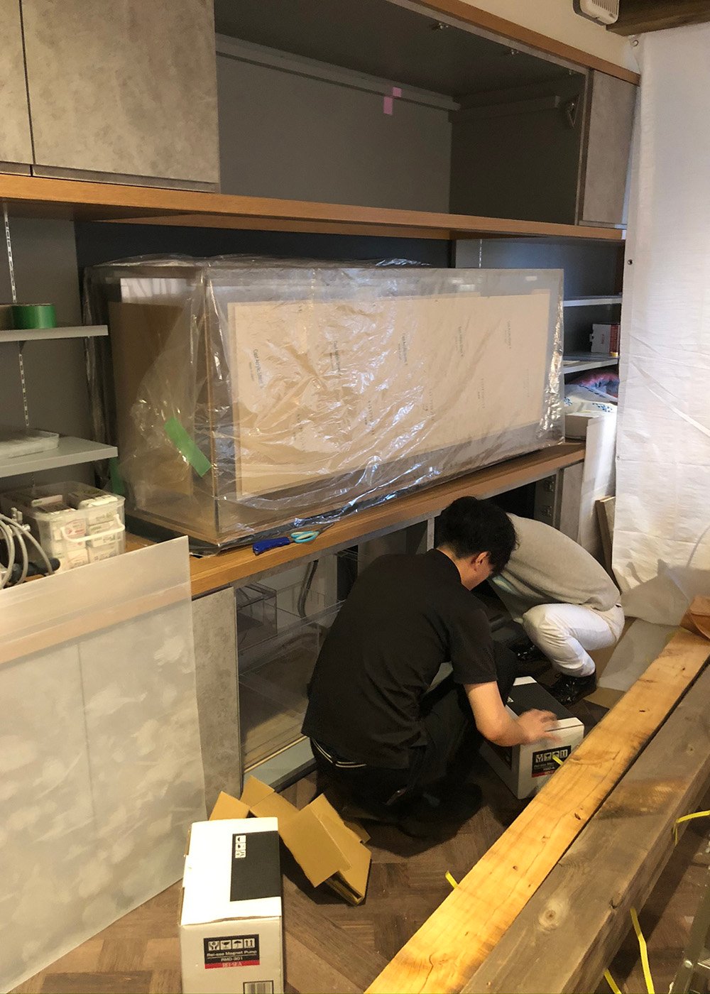 造作壁面家具施工～水槽設置中～