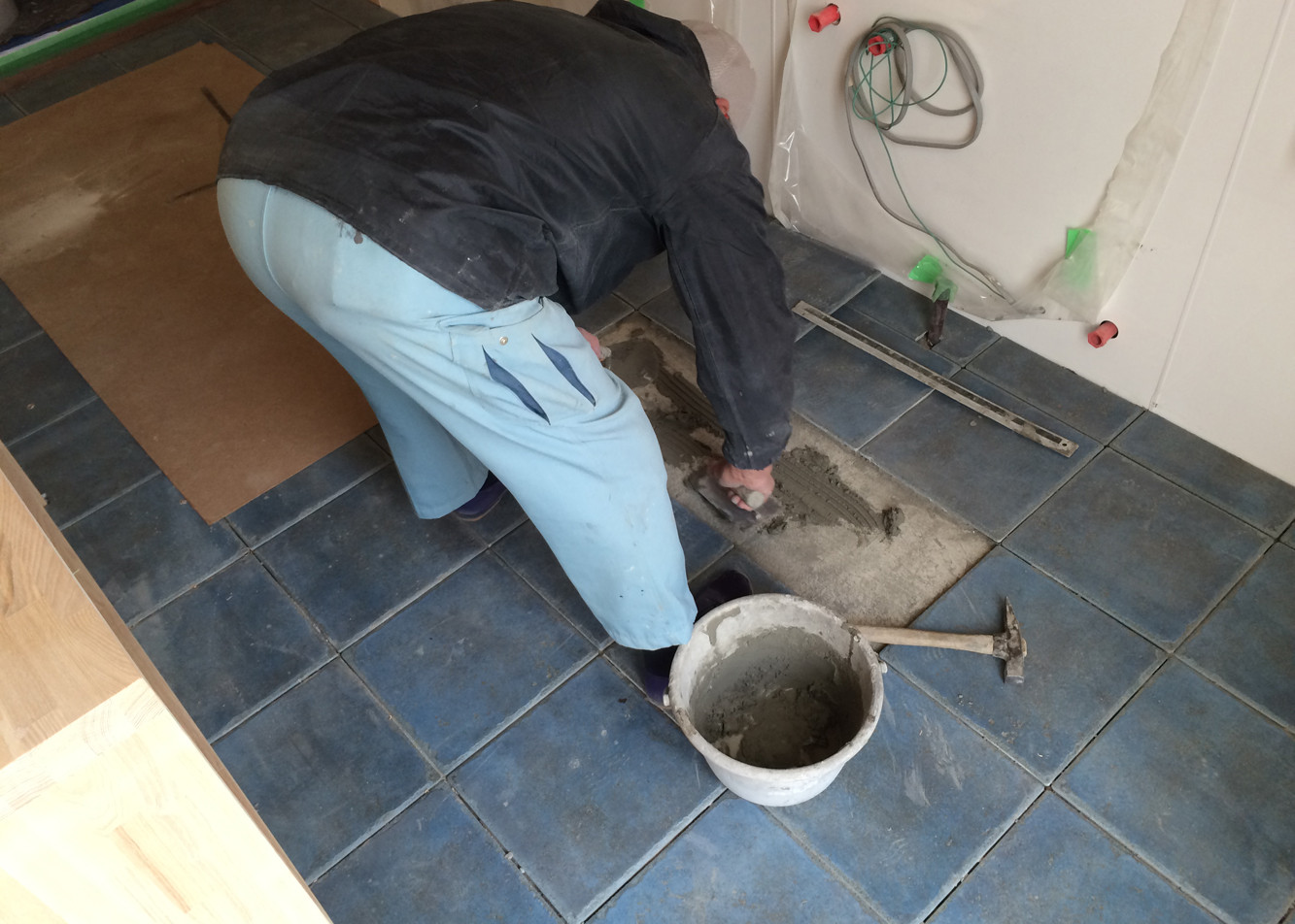 キチン床タイル施工中　最後まで悩んだタイルです　正解でしたね