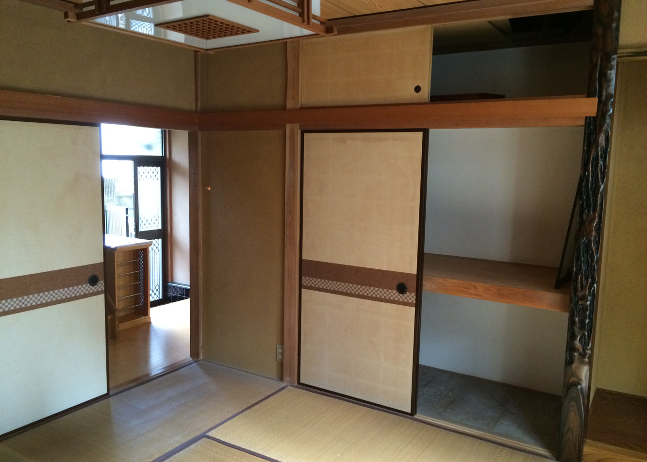 リビングになる場所から玄関を望む