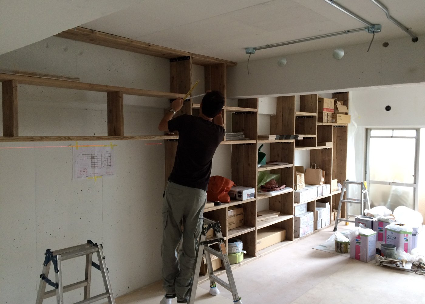 マンションリノベーション壁面家具施工中。ネコちゃんのツメ触りの良い素材として、足場板を使用しています。