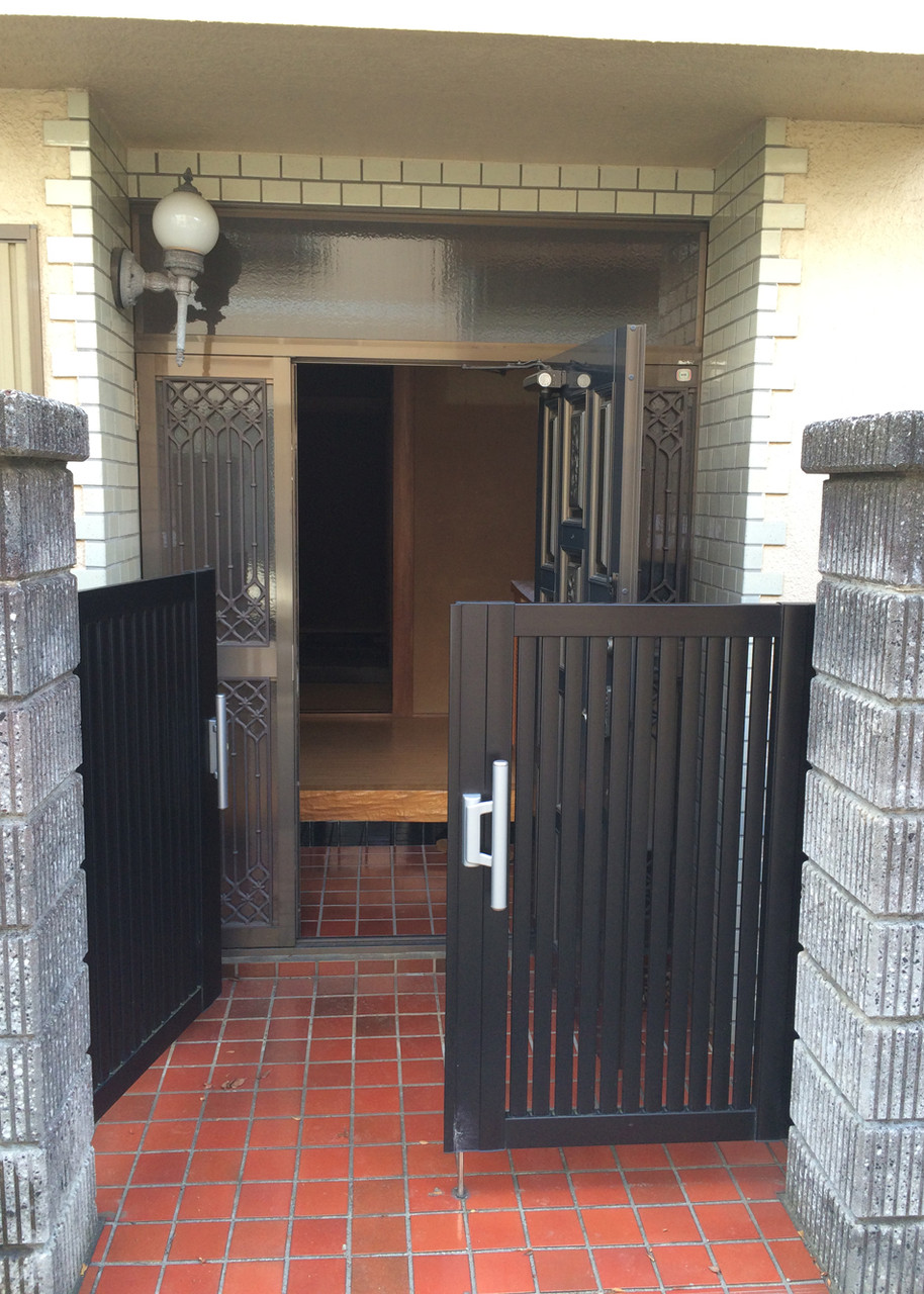 門扉のサイズを詰めて裏口部分に再利用