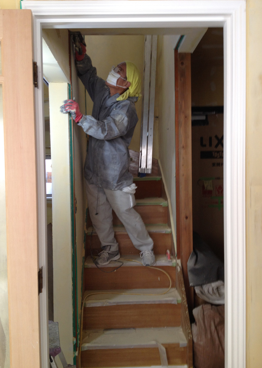 階段パテ処理　この工程の職人さんはいつも真っ白です