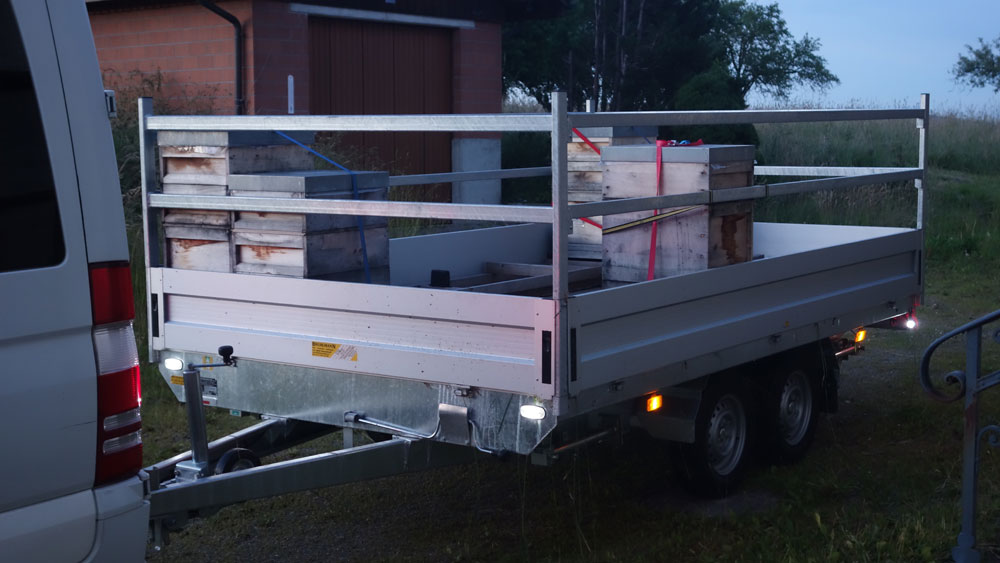 Der Bienenanhänger ist bereit für die Wanderung. Es ist schon dunkel. Zum Glück ist der neue Standort einfach erreichbar.