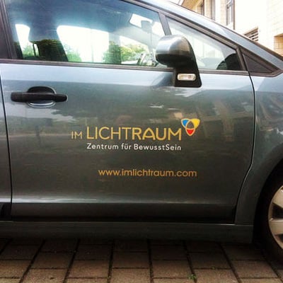 Im Lichtraum Liestal Fahrzeugbeschriftung mit Logo von D’Agostini Werbedimensionen