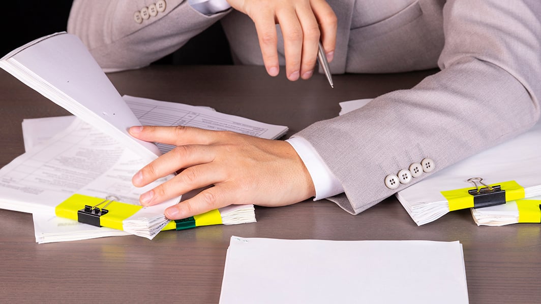 Feststellungsklage und Urkundenprozess: Rechtliche Optionen für Arbeitgeber