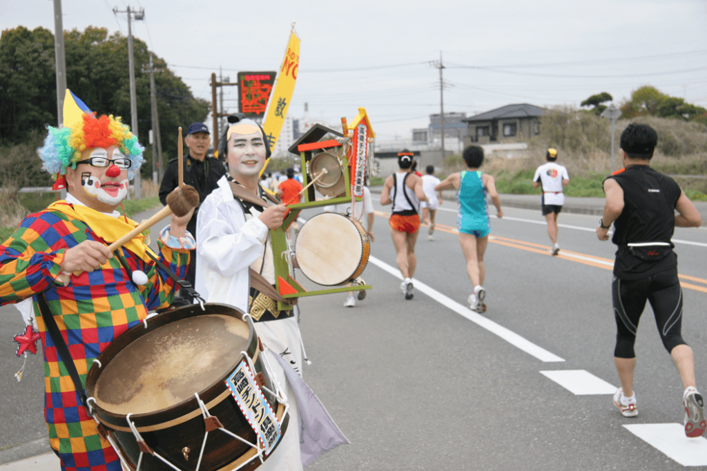 【第18回大会（2008年）】ランナーにとっていちばん辛いゴール付近に、一際目立つちんどん屋さん。にぎやかな応援は疲れきったランナーを励ましてくれます。