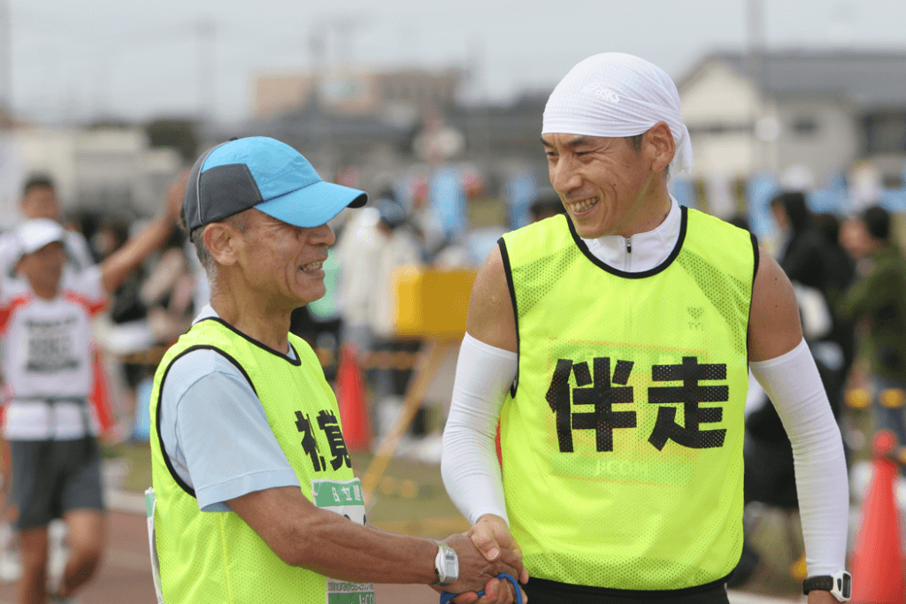 【第18回大会（2008年）】走るときには呼吸を合わせ、走り終える頃には心を通い合わせたブラインドランナーと伴走者。ブラインドマラソンにはドラマがいっぱいです。