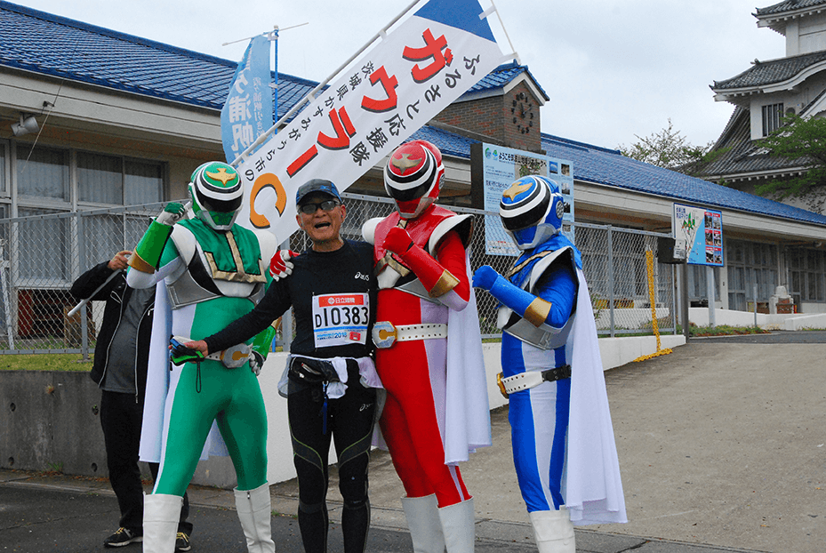 【第28回大会（2018年）】かすみがうら市歴史博物館付近でランナーを応援するガウラーＣ。その正体は・・・ヒミツです。