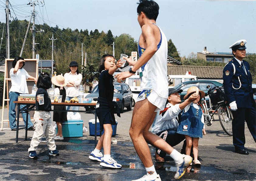 【第8回大会（1998年）】 小さい子供も給水のボランティアに参加。こういった応援はランナーは特に嬉しく感じるようです。