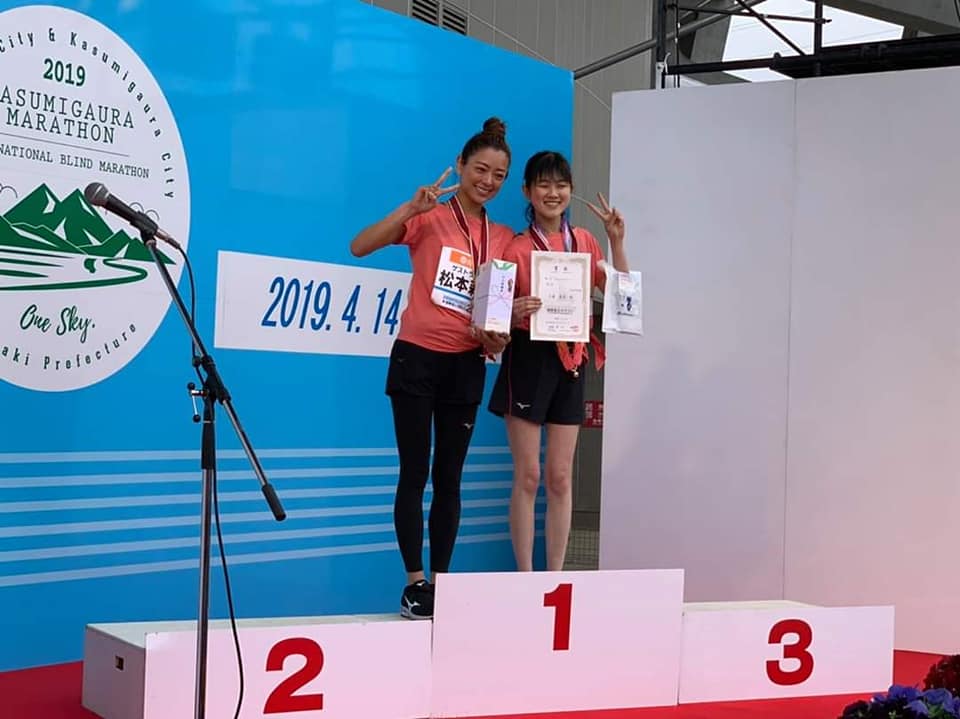 【第29回大会（2019年）】女優・ヨガインストラクターの松本莉緒さんが、工藤星奈さんのブラインドランナー伴走に初挑戦。大会までの合同練習では、ヨガの呼吸法を取り入れ息もピッタリ！星奈さんの目標を叶えるべく松本さんはしっかりリード。見事優勝を勝ち取りました。  ※この写真は毎日新聞社の提供です