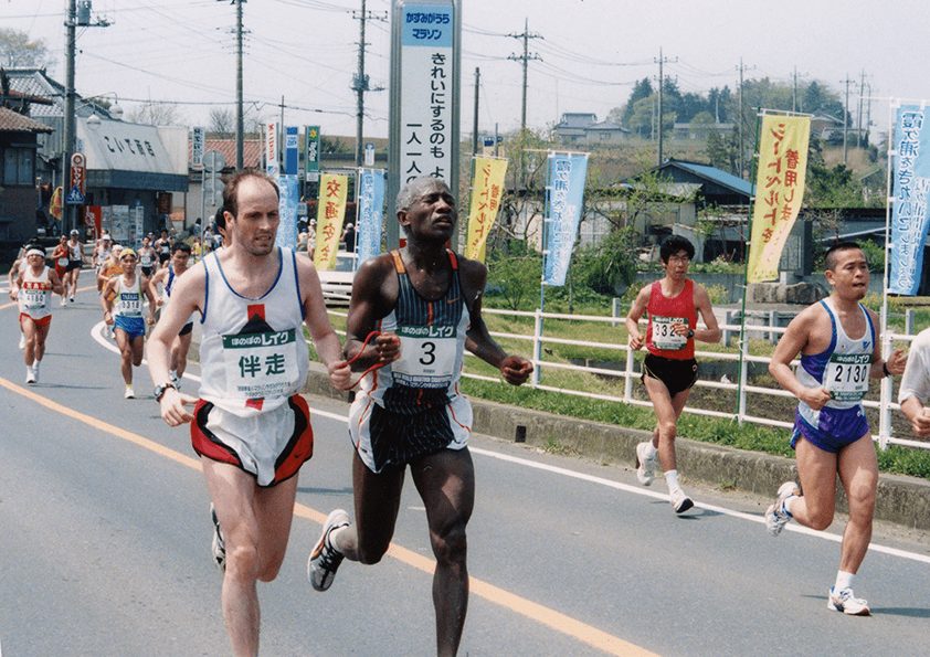 【第8回大会（1998年）】World Para Athleticsの公認を受けた国際ブラインドマラソン大会なので、海外からの参加者もたくさんいました。