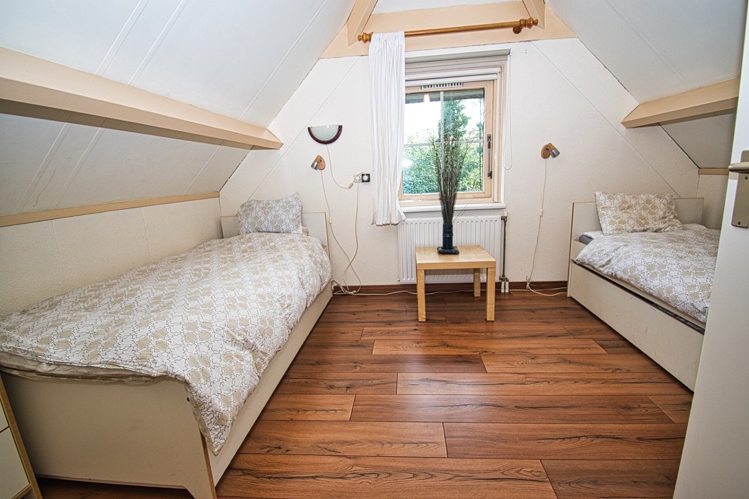 logeerkamer met laminaatvloer
