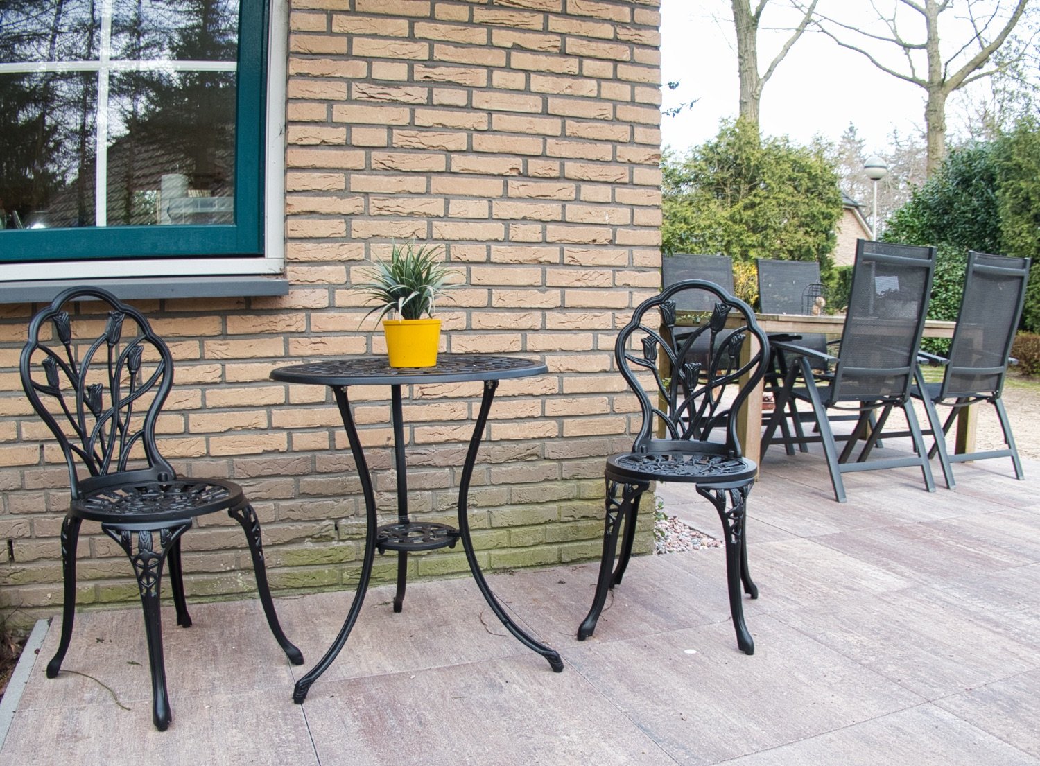 zitje en tafel met stoelen