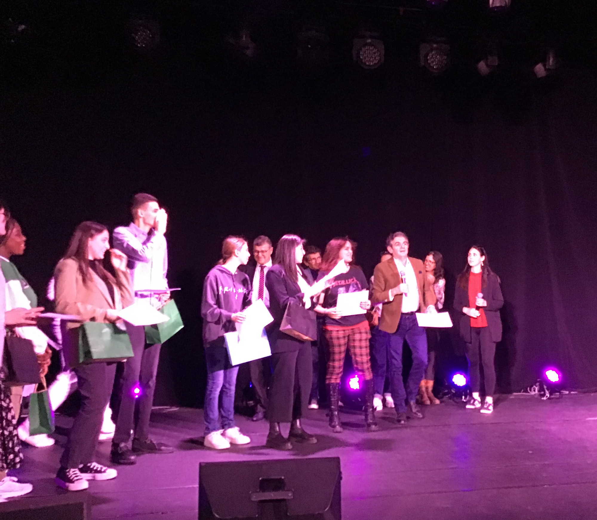 Maître Concas remet le prix spécial du jury à Aya Rassifi