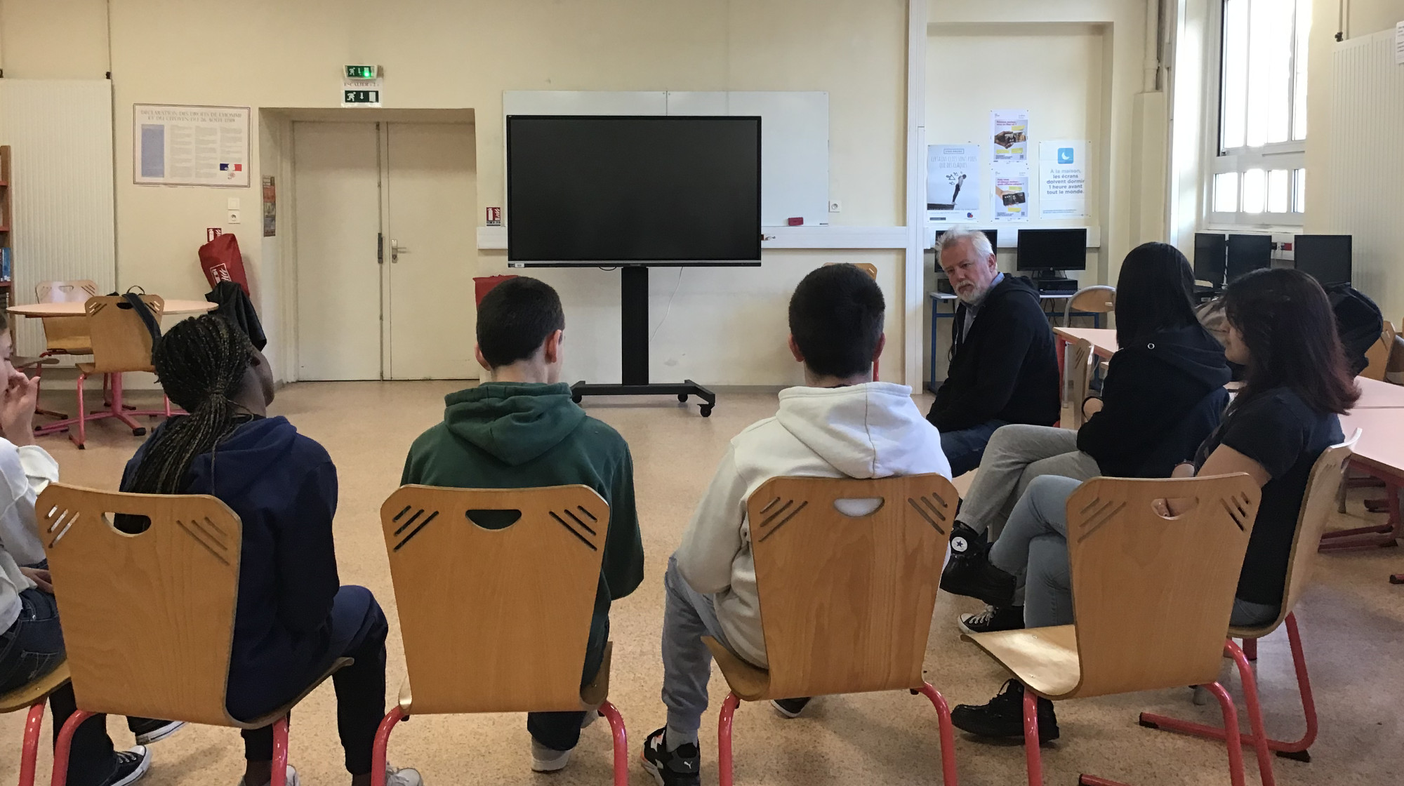 Jacques Chambon au CDI du collège Risso avec les demi-finalistes du concours d'éloquence 