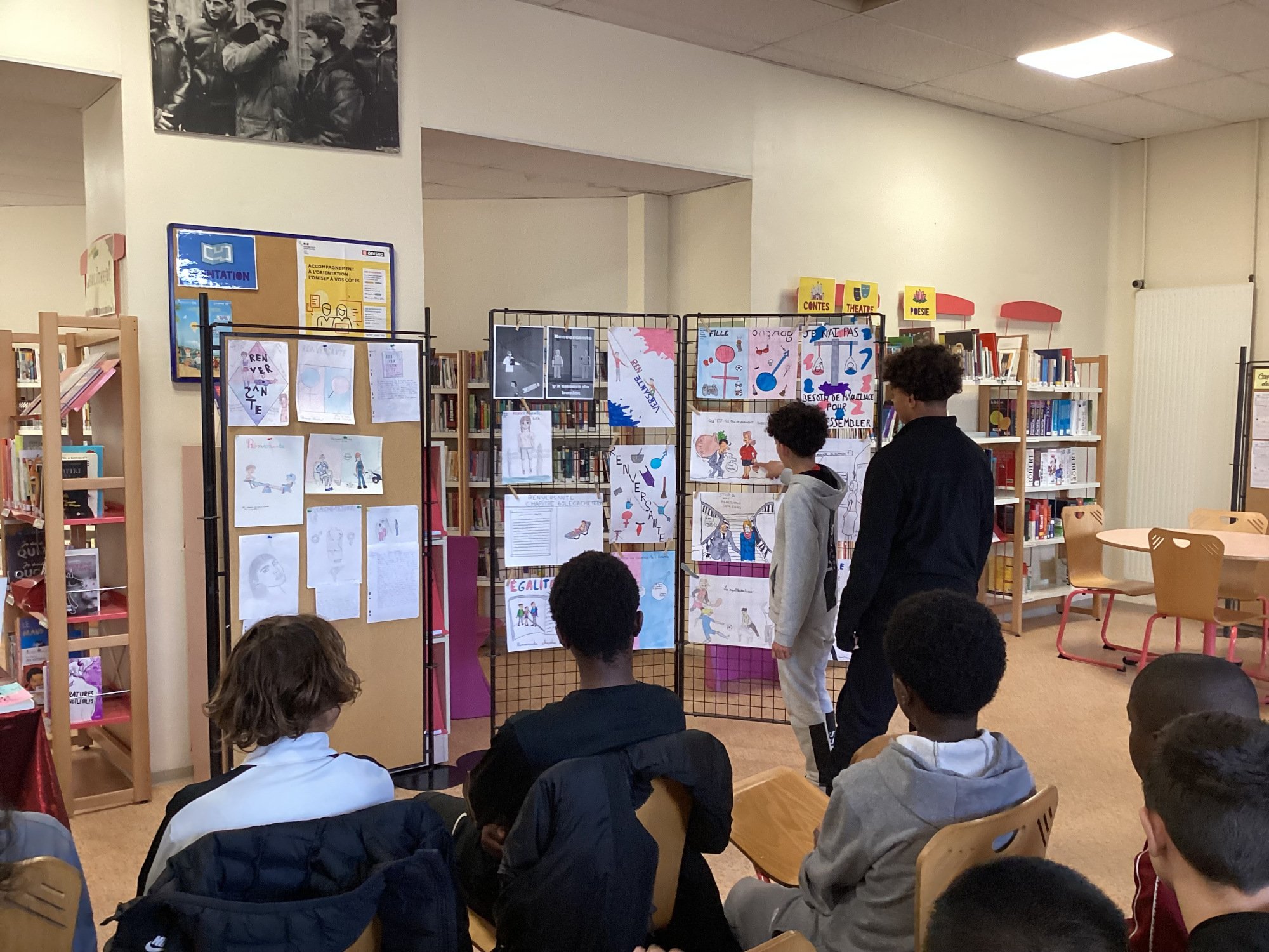 Les élèves montrent leurs travaux à Florence Hinckel