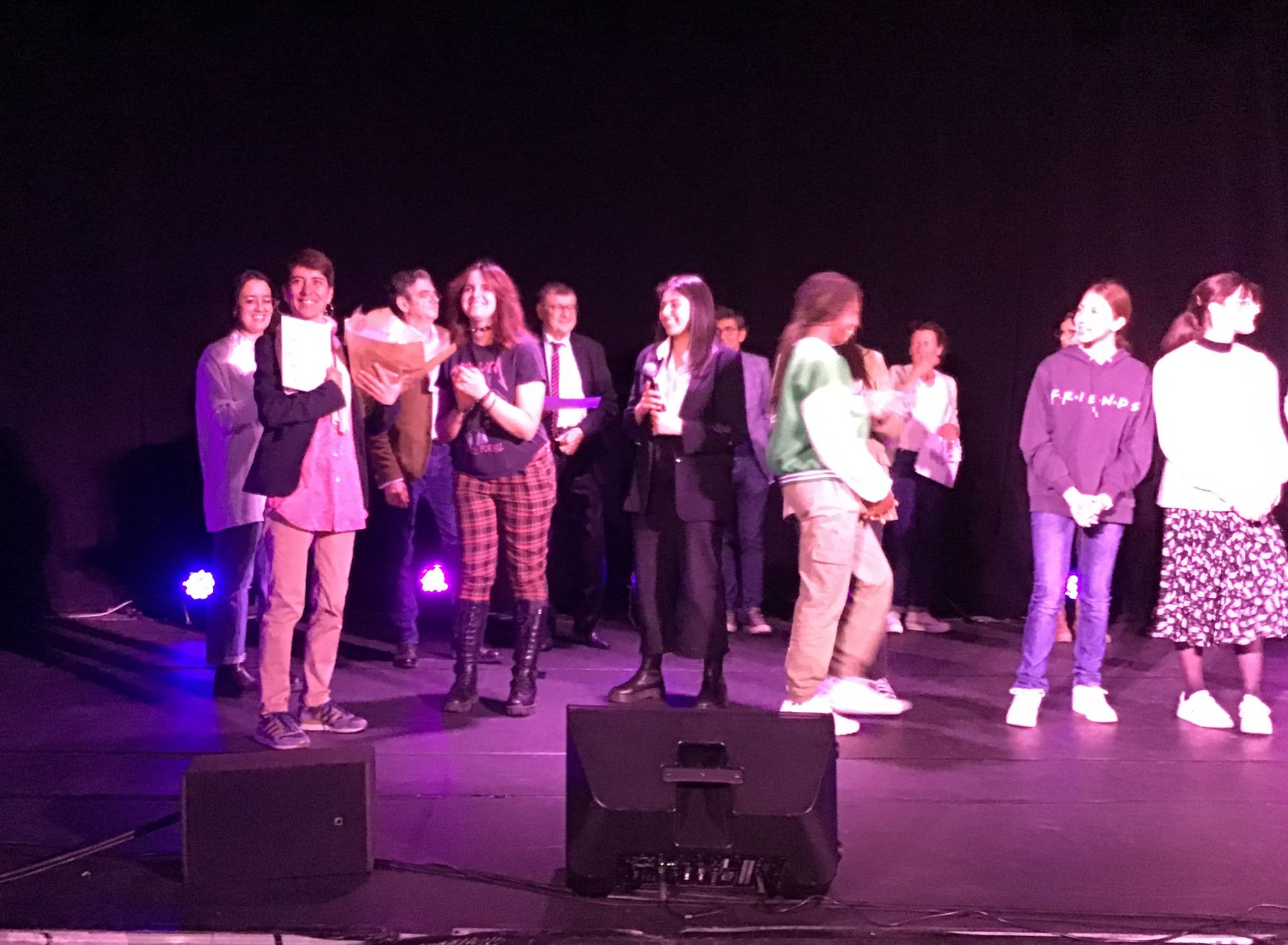 Ovation des élèves à Mme Conte, professeure de français porteuse du projet
