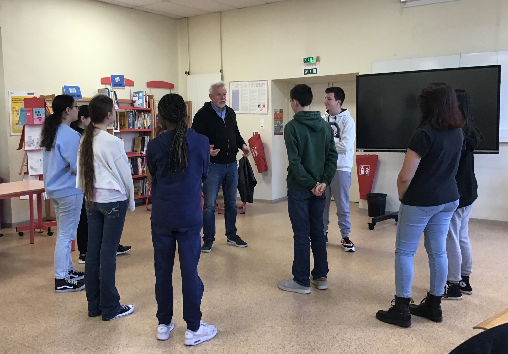 Jacques Chambon au CDI du collège Risso avec les demi-finalistes du concours d'éloquence 